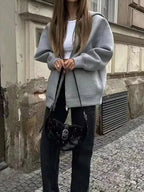 Casaco Feminino com Capuz e Bolsos Oversized