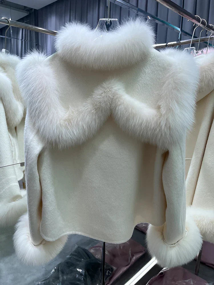 Casaco Feminino Curto de Lã com Gola Confortável